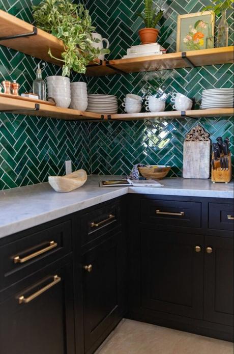 Apportez de la géométrie avec la décoration chevron cuisine mobilier noir mur décoration chevron crédence vert sapin
