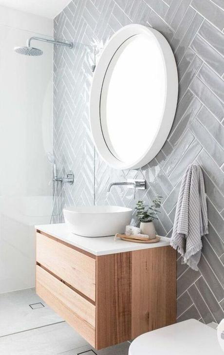 Apportez de la géométrie avec la décoration chevron salle de bain grise meuble bois lavabo gris déco épurée lumineuse