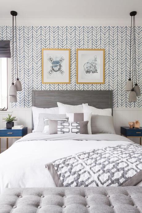 Apportez de la géométrie avec la décoration chevron chambre lit double décoration gris bleu papier peint effet chevron suspension grise