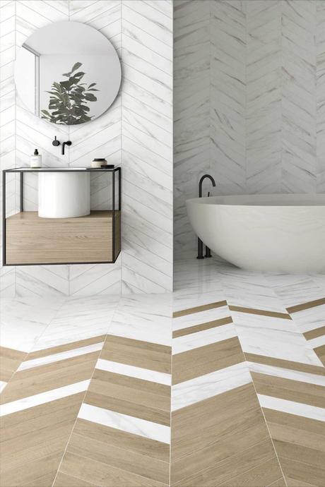 Apportez de la géométrie avec la décoration chevron salle de bain élégante lumineuse minimaliste baignoire ovale décoration chevron mixte bois marbre blanc