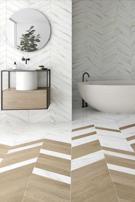 salle de bain élégante lumineuse minimaliste baignoire ovale décoration chevron mixte bois marbre blanc