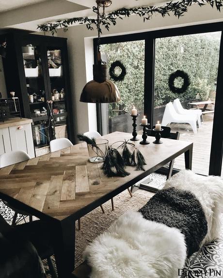 Apportez de la géométrie avec la décoration chevron table chevron finition métallique noir déco industrielle bohème plaid fourrure blanche clematc