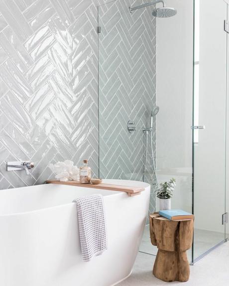 salle de bain blanche grise tabouret bois brut baignoire ovale