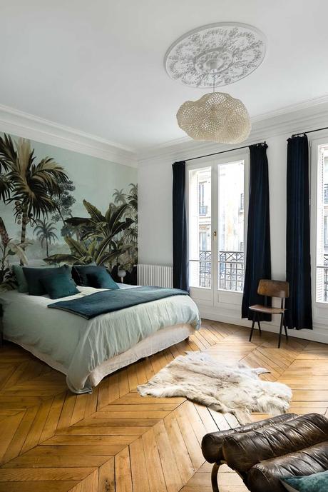 Apportez de la géométrie avec la décoration chevron chambre lit double décoration chevron parquet bois papier peint exotique moulures murs