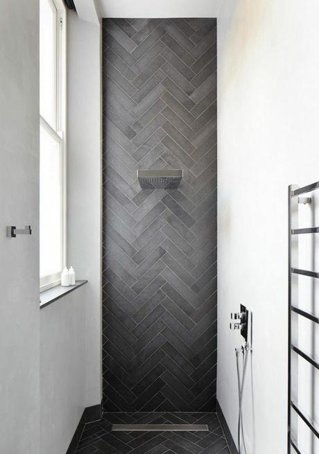 Apportez de la géométrie avec la décoration chevron salle de bain gris béton décoration intérieure sobre élégante