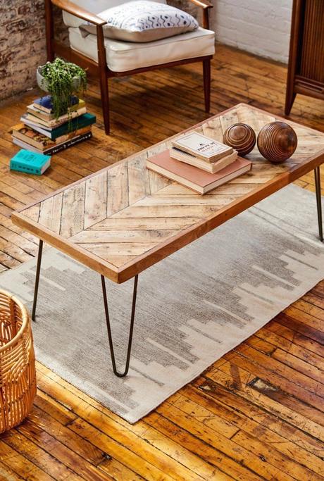 Apportez de la géométrie avec la décoration chevron table basse bois chevron tapis gris panier osier rotin blog déco