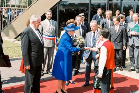 Elizabeth II en France à Strasbourg - Accueil par de jeunes Alsaciens en costume traditionnel © Communautés Européennes 1992 - Source / PE