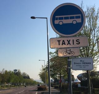 un vélo, un taxi et une voie de bus