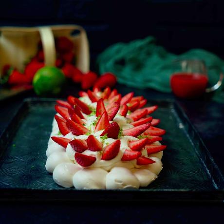pavlova aux fraises et citron vert pavlova , meringue croustillante