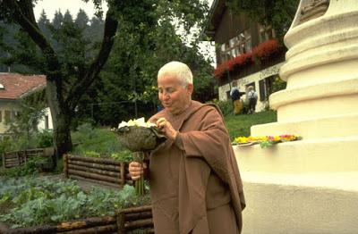 Ayya Khema (1923-1997) — Le parcours de vie d'une nonne bouddhiste allemande. Ayya Khema (1923-1997) — Le parcours de vie d'une nonne bouddhiste allemande.