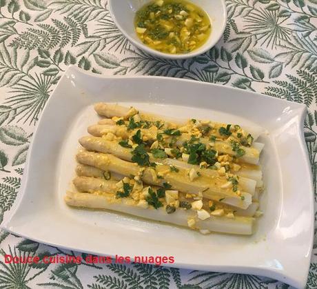 Asperges blanches sauce aux câpres et herbes