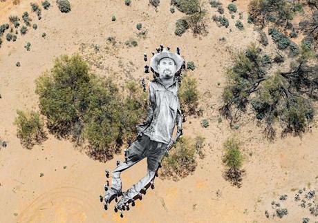 Les agriculteurs australiens et les peuples autochtones portent un portrait massif de l'agriculteur de sixième génération Wayne Smith à travers le désert dans le cadre de l'artiste français JR's 