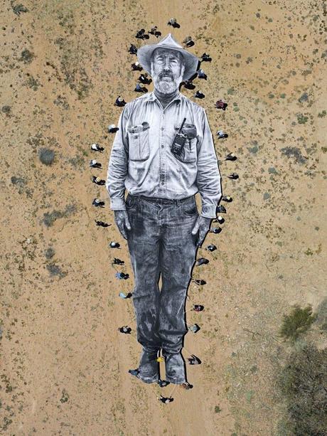 Les agriculteurs australiens et les peuples autochtones portent un portrait massif du verger Alan Whyte à travers le désert dans le cadre de l'artiste français JR & # 39; s 