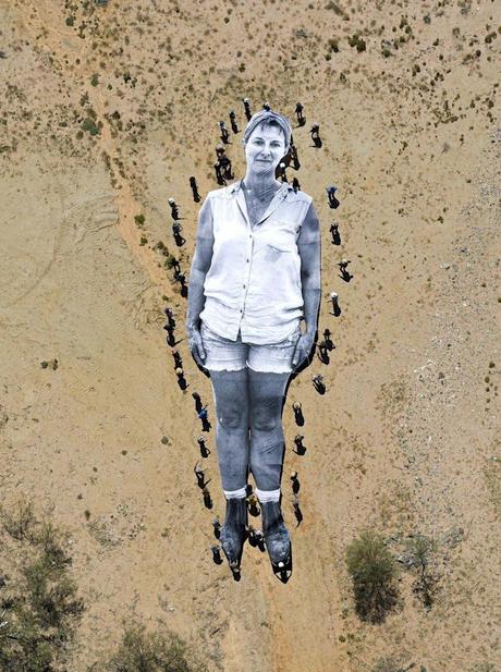 Les agriculteurs australiens et les peuples autochtones portent un portrait massif de la vergériste Rachel Strachan à travers le désert dans le cadre de l'artiste français JR & # 39; s 