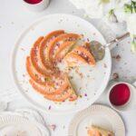 La recette d'un bundt cake à la rose et à la pistache à servir en dessert ou lors du goûter avec un thé fleuri.
