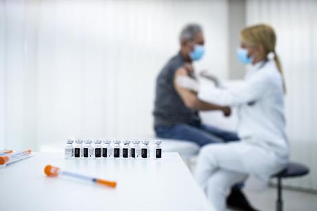 Les réactions allergiques sévères aux vaccins restent extrêmement rares et une surveillance de 30 minutes après la vaccination reste la norme, chez les patients allergiques (Visuel Adobe Stock 418891464).  