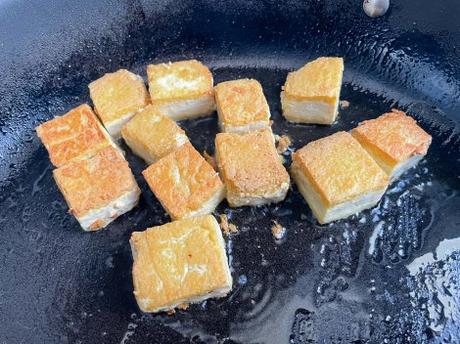 A la française – Riz sauté au tofu, à la tomate et au thym
