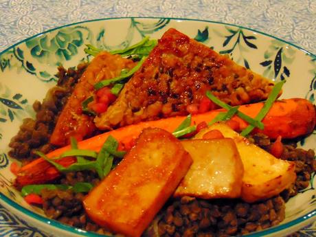 Tempeh et tofu fumé sur marée de lentilles