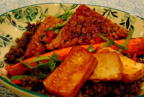 Tempeh et tofu fumé sur marée de lentilles