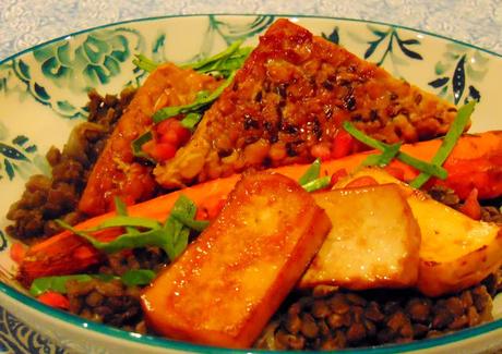 Tempeh et tofu fumé sur marée de lentilles