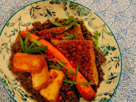Tempeh et tofu fumé sur marée de lentilles