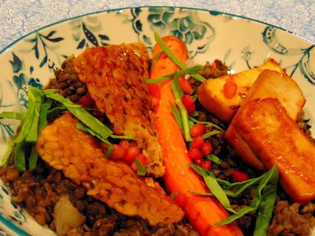 Tempeh et tofu fumé sur marée de lentilles