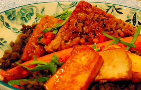 Tempeh et tofu fumé sur marée de lentilles
