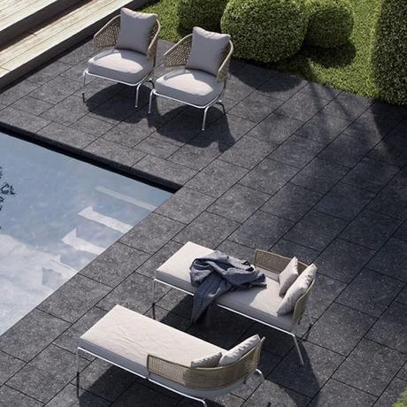 piscine terrasse pierre carrée noire fauteuil blanc