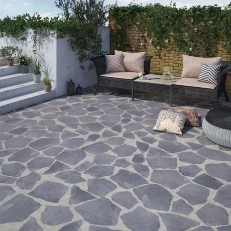 terrasse pierre ardoise noire béton banquette coussin rose