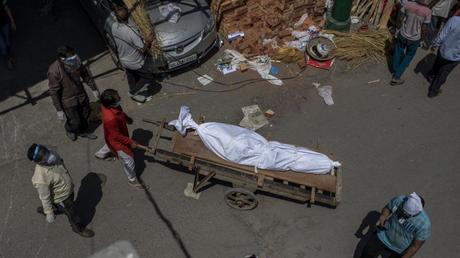 Les bûchers funéraires de masse présentent un portrait effrayant de la flambée de l’Inde dans les cas de COVID-19 11