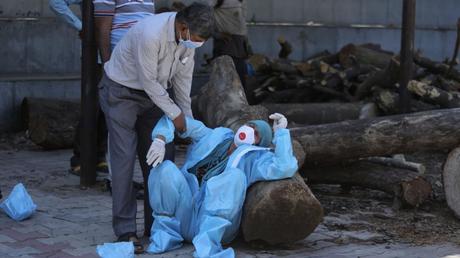 Les bûchers funéraires de masse présentent un portrait effrayant de la flambée de l’Inde dans les cas de COVID-19 4