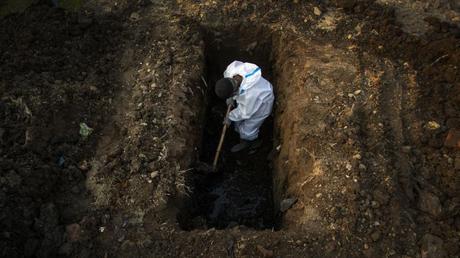 Les bûchers funéraires de masse présentent un portrait effrayant de la flambée de l’Inde dans les cas de COVID-19 2