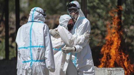 Les bûchers funéraires de masse présentent un portrait effrayant de la flambée de l’Inde dans les cas de COVID-19 1