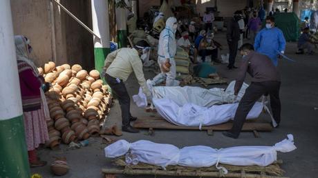 Les bûchers funéraires de masse présentent un portrait effrayant de la flambée de l’Inde dans les cas de COVID-19 8