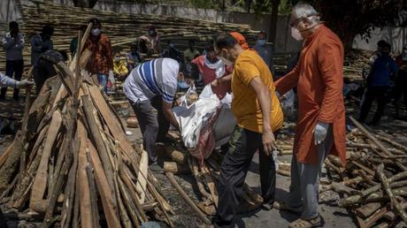 Les bûchers funéraires de masse présentent un portrait effrayant de la flambée de l’Inde dans les cas de COVID-19 6