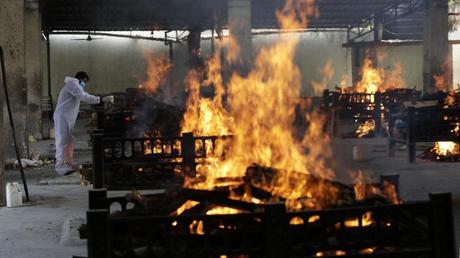 Les bûchers funéraires de masse présentent un portrait effrayant de la flambée de l’Inde dans les cas de COVID-19 7