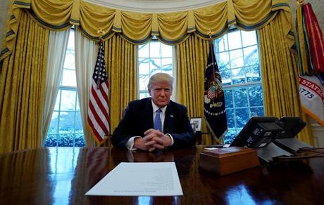 Donald Trump est assis au Resolute Desk (REUTERS)