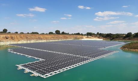 Les panneaux solaires peuvent-ils être à la hauteur de l’enjeu carbone ? bouygues Construction Saint Maurice panneaux flottants