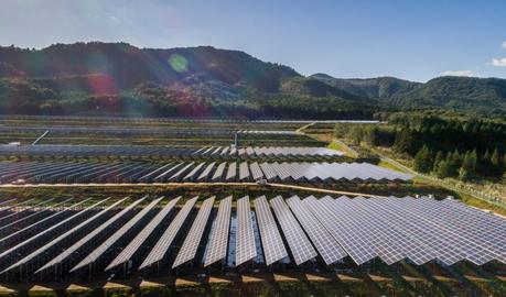 Les panneaux solaires peuvent-ils être à la hauteur de l’enjeu carbone ? Ferme Solaire Japon_Bouygues Construction