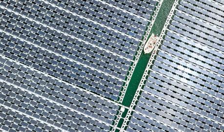 Les panneaux solaires peuvent-ils être à la hauteur de l’enjeu carbone ? bouygues Construction Piolenc panneaux flottants