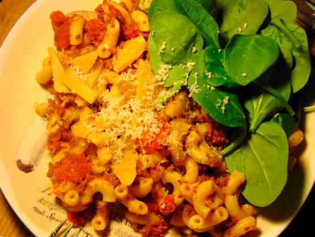 Macaroni à la bolognaise de saucisses végétales et champignons