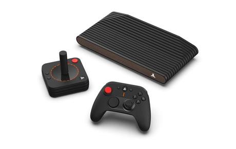 L'Atari VCS, avec contrôleur moderne sans fil et joystick classique sans fil.