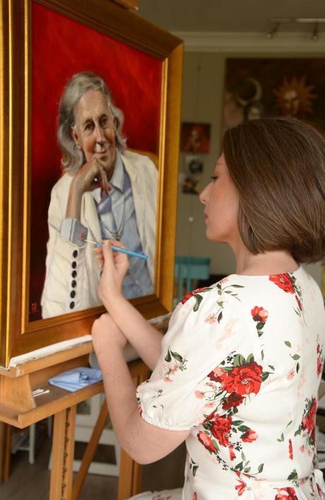 L'artiste Meg Brown avec sa peinture d'entrée au prix Archibald de l'acteur Barry Otto