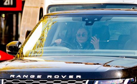 Janet Jackson déclenche la fureur alors qu’elle tient son téléphone au volant de sa voiture de 80000 £ Janet Jackson déclenche la fureur alors qu’elle tient son téléphone au volant de sa voiture de 80000 £