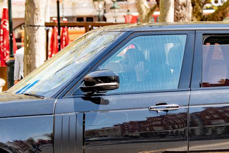 Janet Jackson déclenche la fureur alors qu’elle tient son téléphone au volant de sa voiture de 80000 £ Janet Jackson déclenche la fureur alors qu’elle tient son téléphone au volant de sa voiture de 80000 £