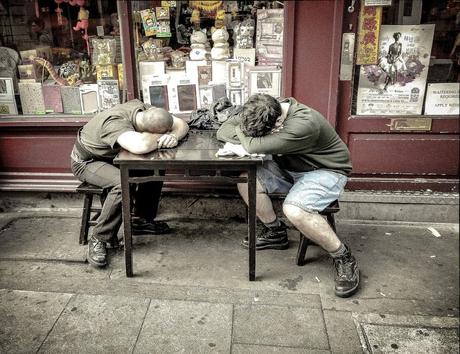 Déconfiné Sommeil à table : deux hommes écroulés de fatigue