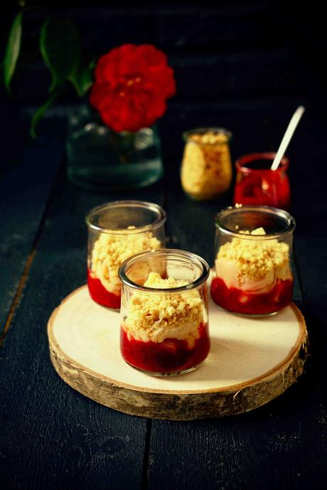 Dessert rapide : crumble , fraises et rhubarbe