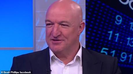 Un chauffeur de Sydney dit qu’il a été injustement condamné à une amende par les caméras de détection de téléphone portable de haute technologie de NSW M. Phillips (photo) a déclaré à 2 Go qu'il n'utilisait jamais `` mon téléphone dans ma main, je l'ai toujours sur le quai ''