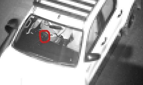 Un chauffeur de Sydney dit qu’il a été injustement condamné à une amende par les caméras de détection de téléphone portable de haute technologie de NSW Scott Phillips a reçu cette image avec un avis de pénalité pour l'utilisation illégale d'un téléphone portable en conduisant. Mais M. Phillips affirme que son téléphone est clairement visible dans un berceau attaché au tableau de bord de la voiture