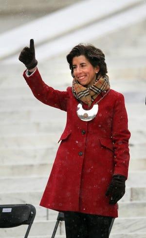 La gouverneure Gina Raimondo reconnaît la foule lors de sa première inauguration le 6 janvier 2015, sur les marches de la State House.